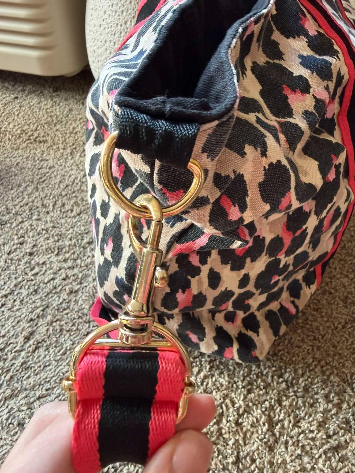 Authentic Victoria’s Secret large tote bag with a beautiful pink leopard/animal