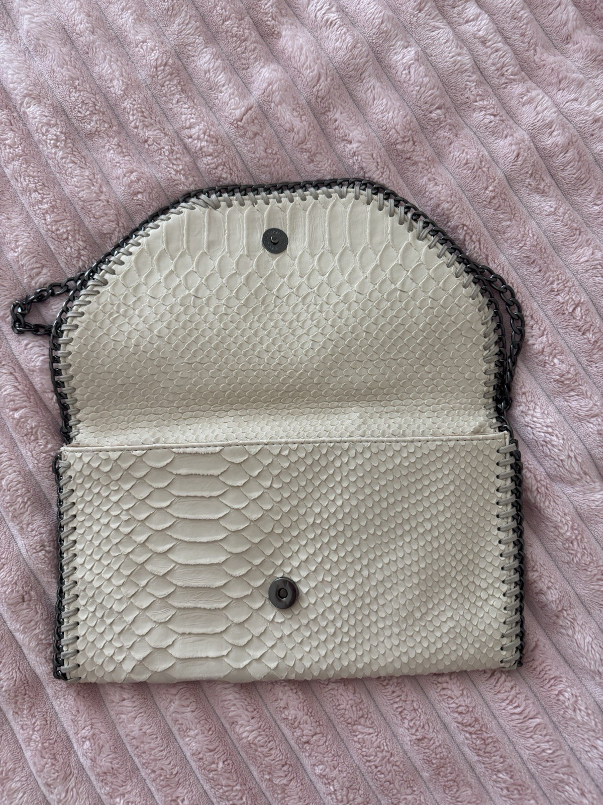Beige & Blue Geometric Flap Crossbody Bag w/ Black Chain Strap, Magnetic Close