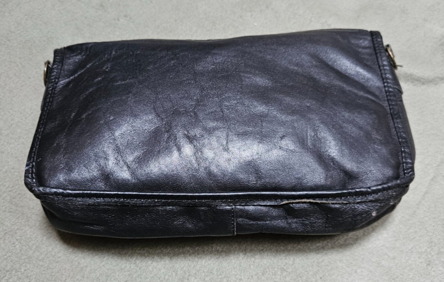 Unbranded Black Leather Purse – No Strap – 10.5″ x 7″ x 2.25″ – Zipper Closure