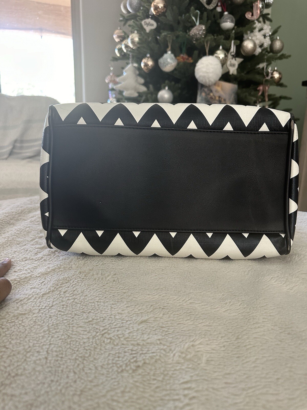 Black & White zig zag pattern women’s purse
