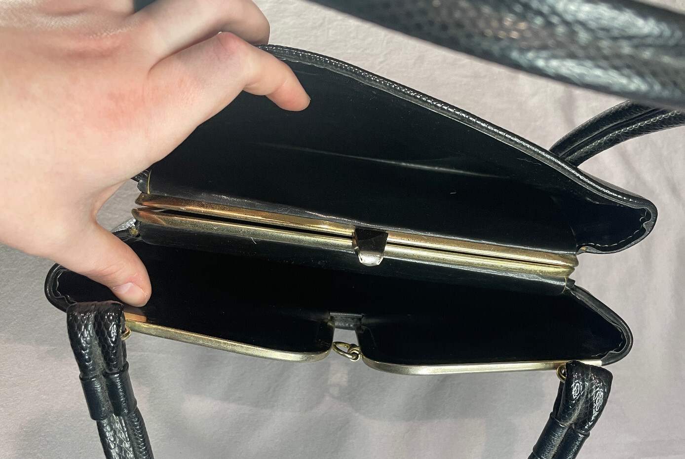 Vintage 1960s – Black Leather Structured Handbag Mod Pull Hinge – Spacious Bag