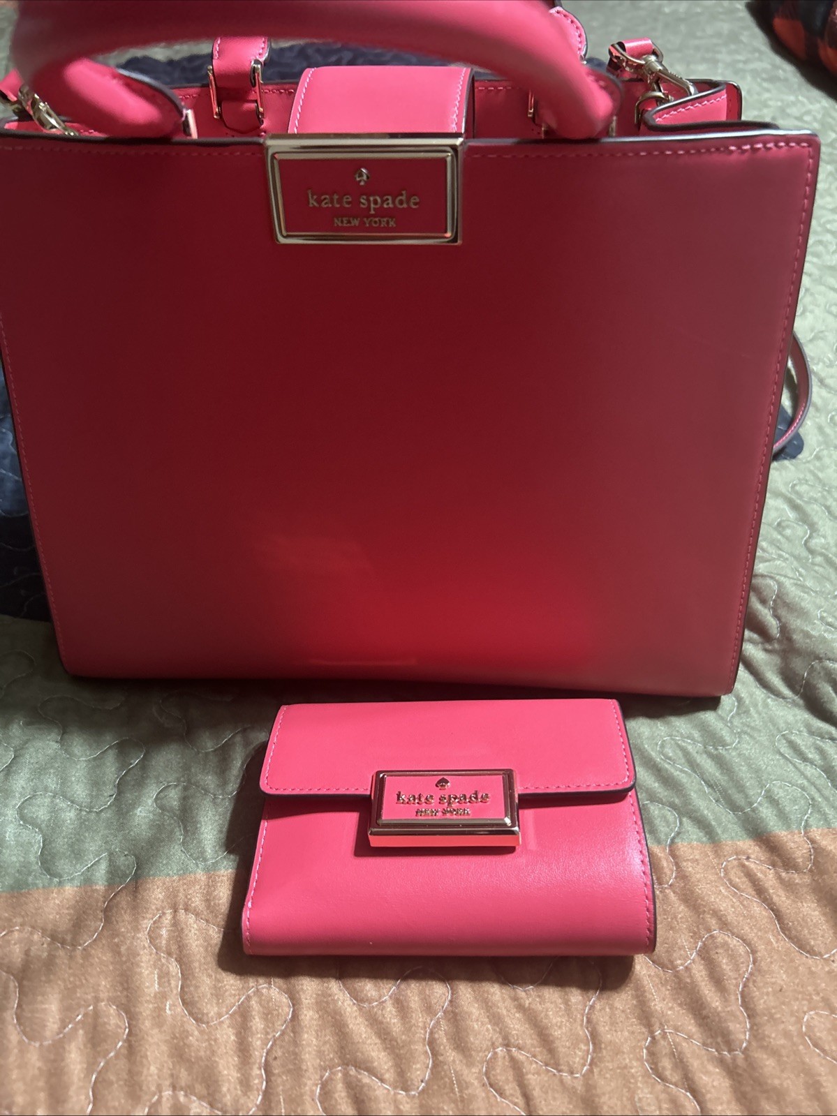 Kate Spade Purse w/ Wallet 4.8 in length, 8.9 in height, 11.36 in width
