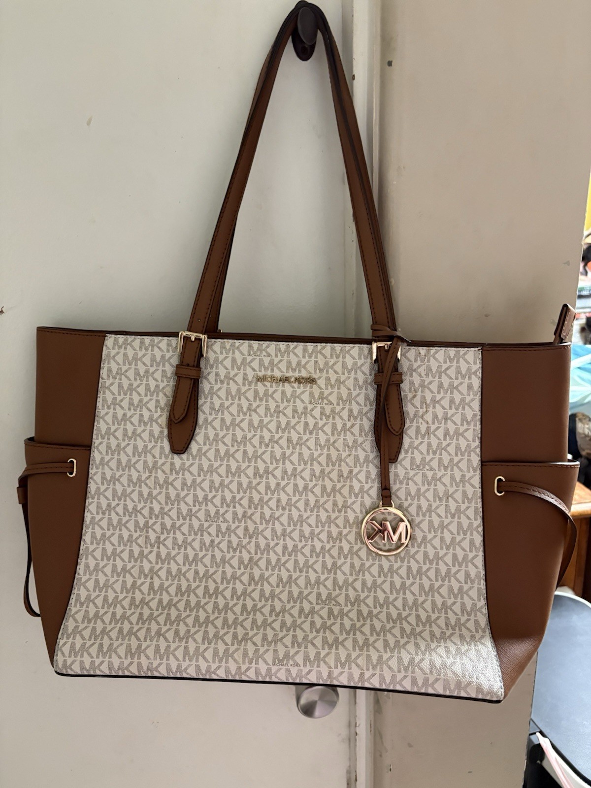 MICHAEL KORS GILLY LARGE DRAWSTRING TRAVEL TOTE SHOULDER BAG VANILLA/BROWN