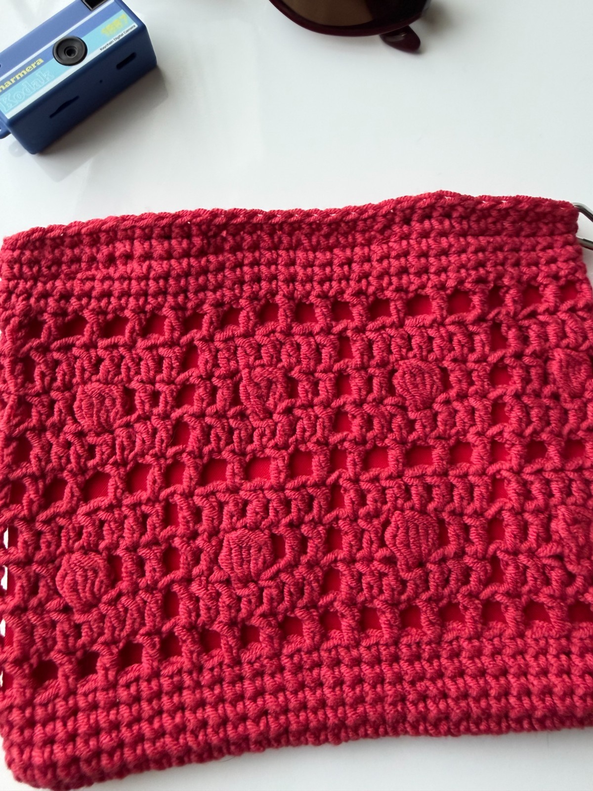 Handmade crochet mini bag in red cotton yarn with magnetic closure