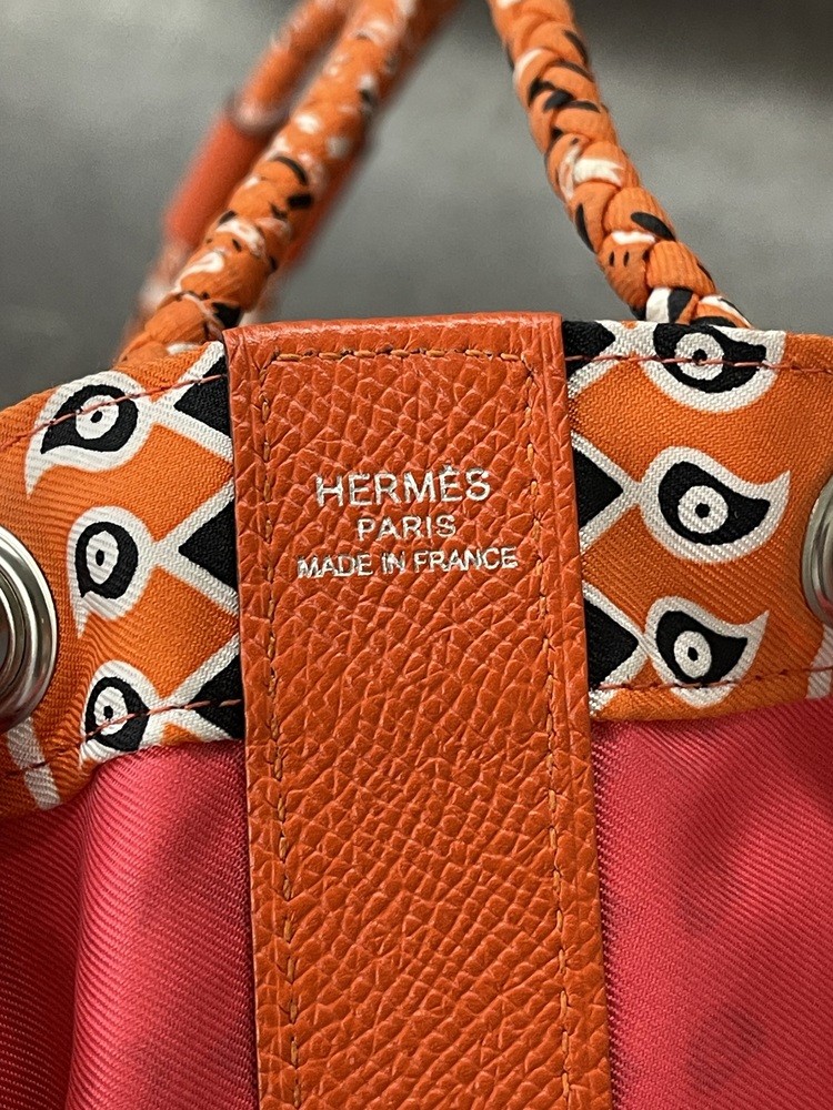 Hermès Soie Cool 22 – Bandana Orange – Silk & Leather Drawstring Bag
