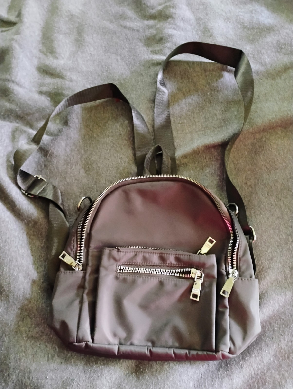 Gray Solid Small Crossbody Bag Zip Closure, Pockets, Adjustable Detachable Strap