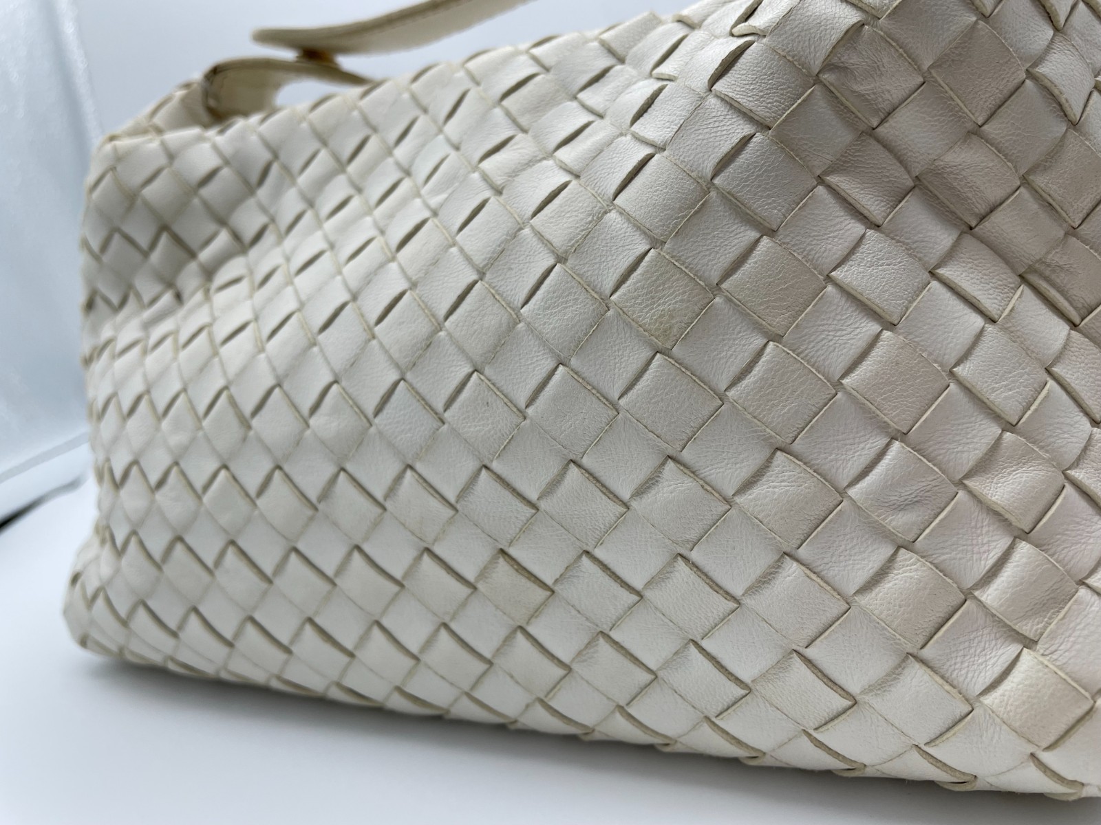 BOTTEGA VENETA Intrecciato White Leather Pouch Bag Auth 251002
