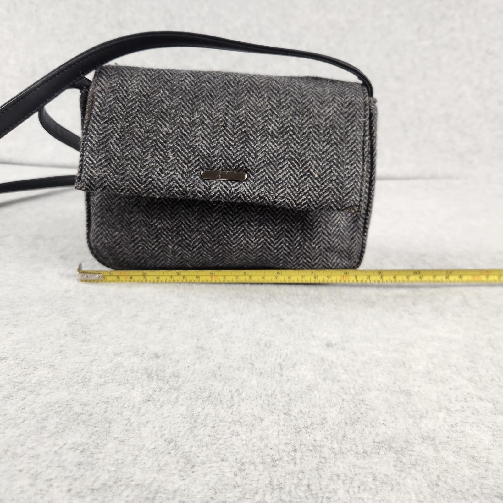 St. John’s Bay Crossbody Bag Womens Gray Herringbone Tweed Wool Blend Purse Zip