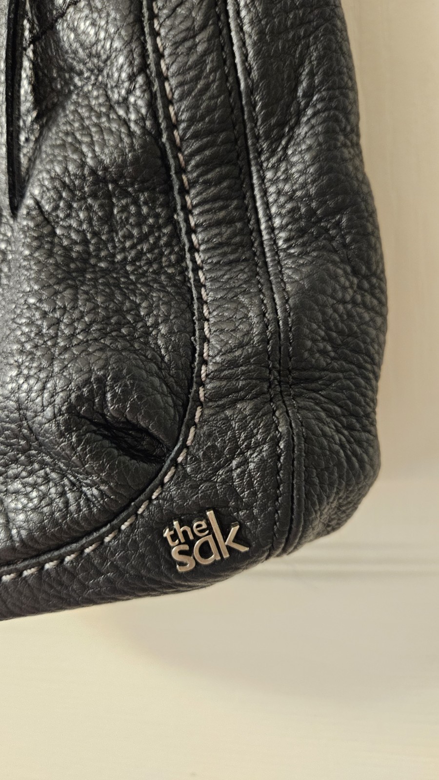 The Sak Black Pebbled Zip Crossbody Bag Silver Hardware Lined Pockets Strap