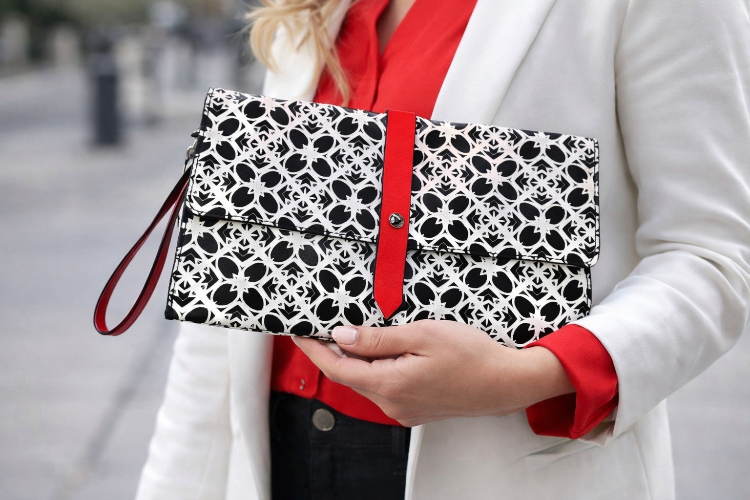 Clutch Purse Black White Red Quatrefoil Floral Motif The Limited Wristlet NwT