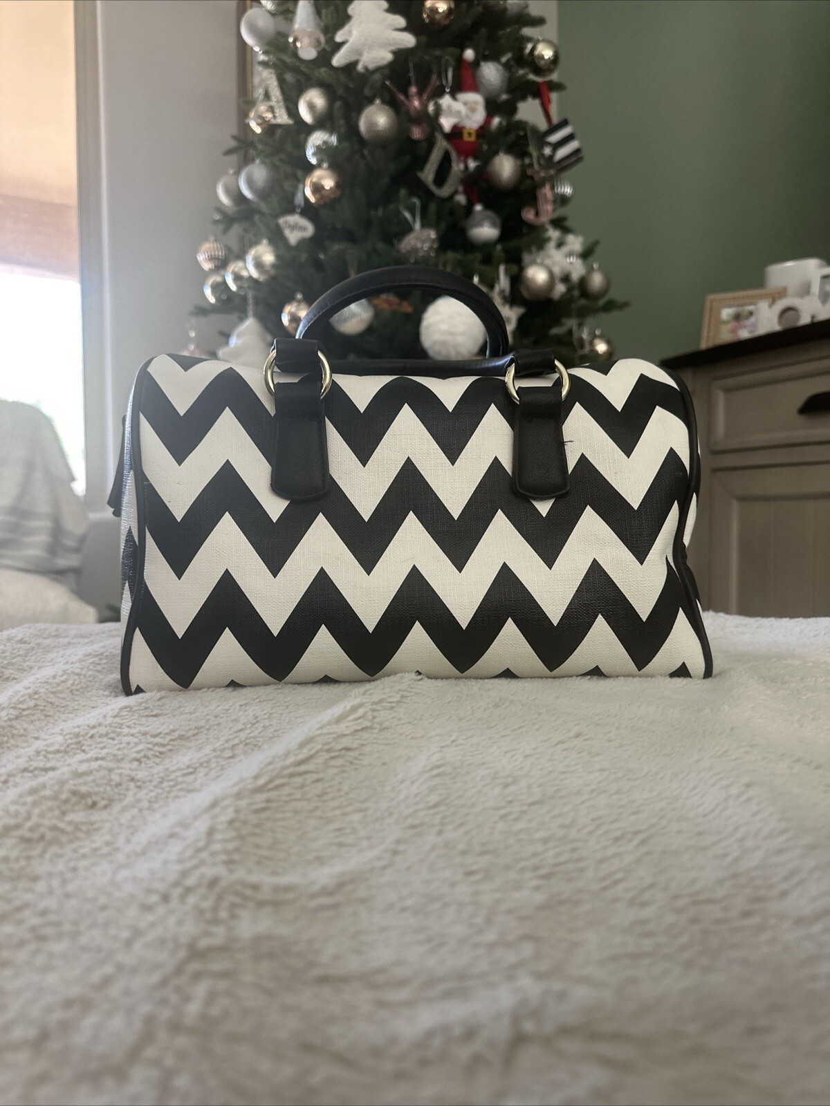 Black & White zig zag pattern women’s purse