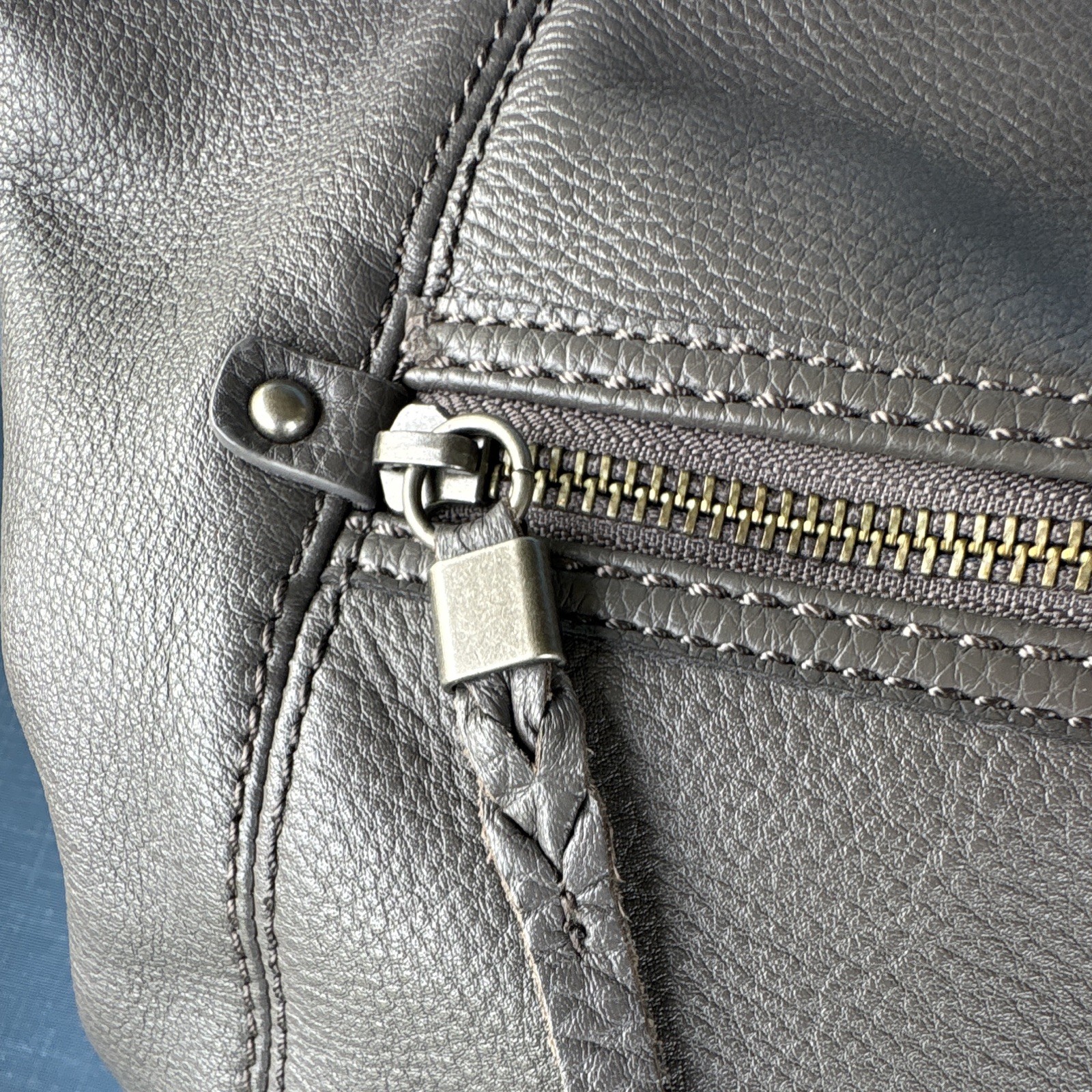 The Sak Gray Pebbled Shoulder Bag Purse Zip Top Silver Hardware Beige Lining