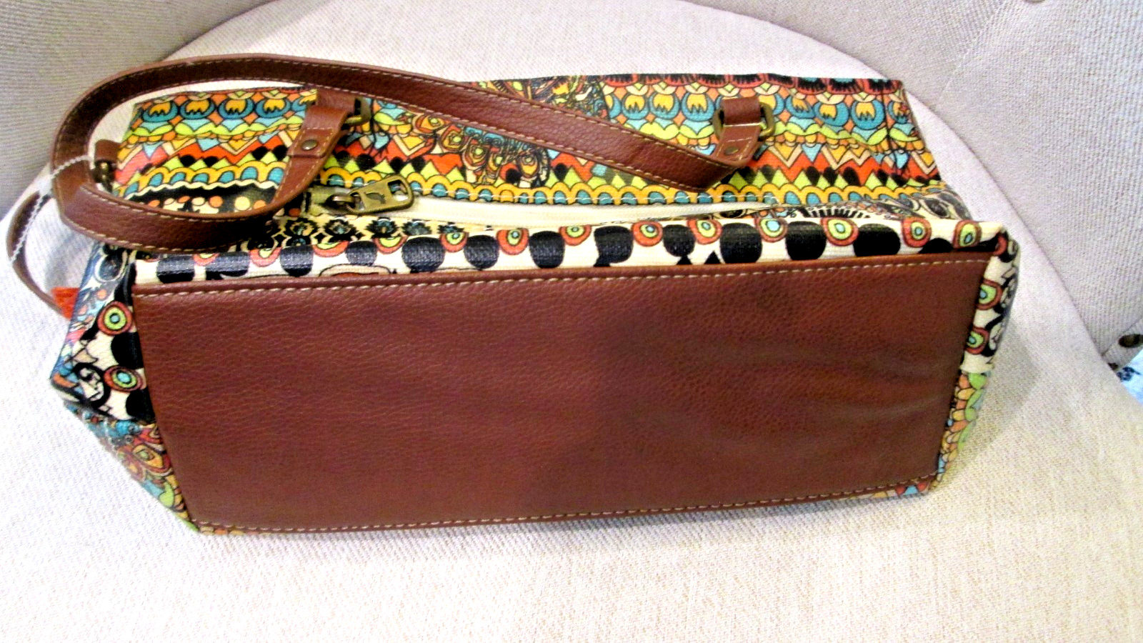 SAKROOTS SATCHELL W/ 2 LARGE ZIP POCKETS & 2 SLIP IN POCKETS MULTI COLORS