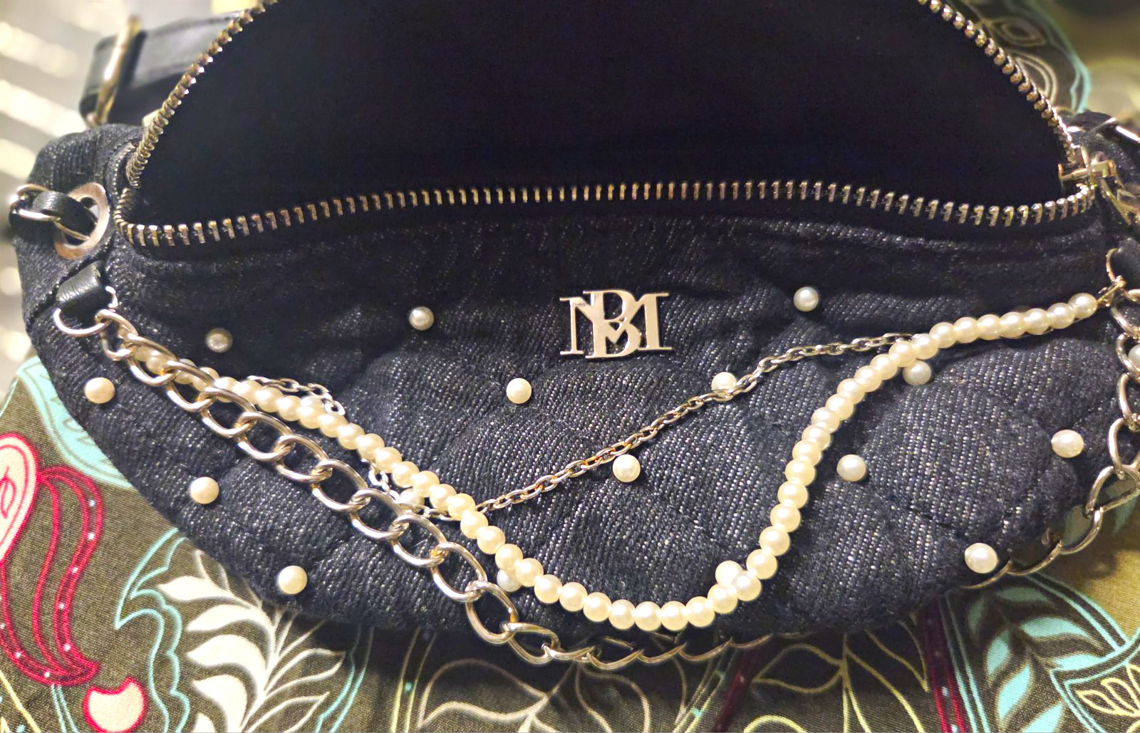 Badgley Mischka Women’s Small Crescent Crossbody Black BM Pearl Stud Chain Zip