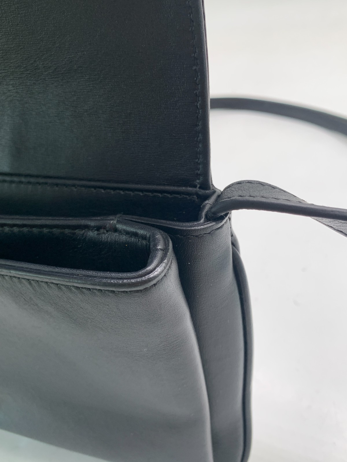 Gucci Double‑G Logo Leather Flap Crossbody Bag/WJ07204028/4028