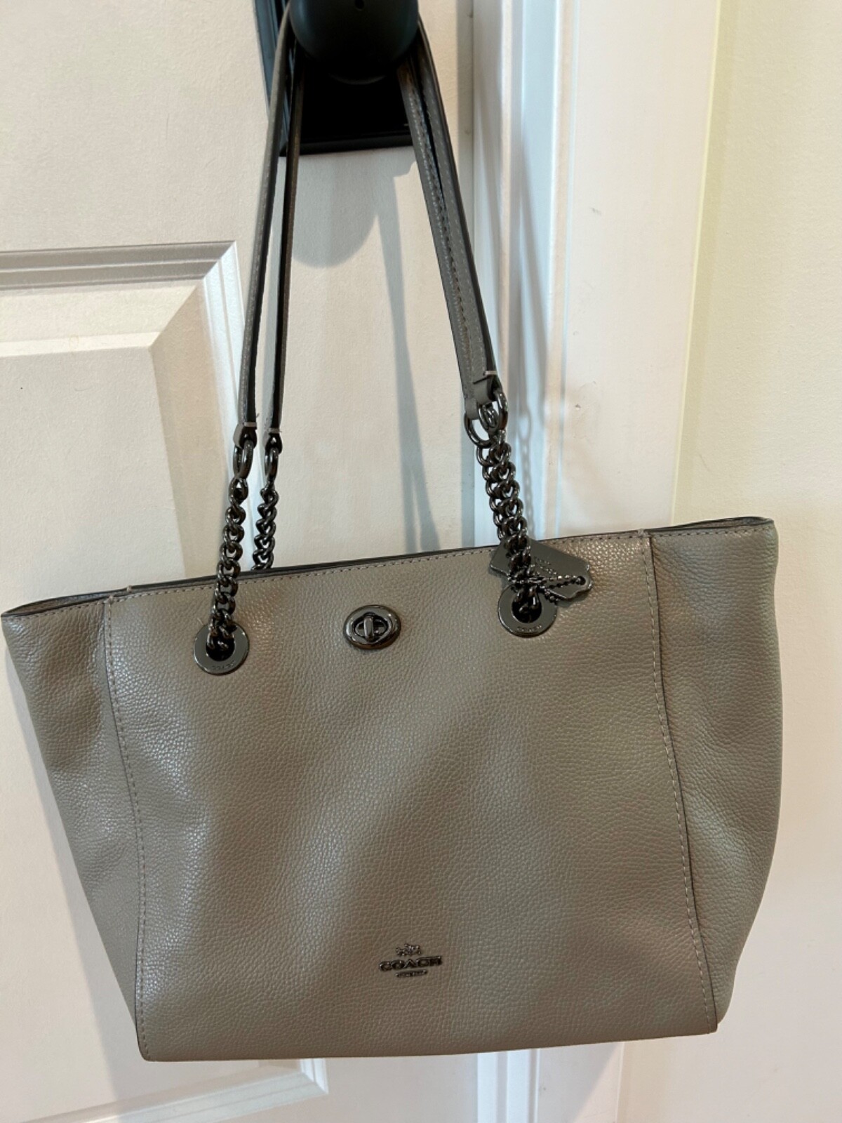 COACH #57107 TURNLOCK TAUPE PEBBLE LEATHR BLACK STAINLESS HW SHLDR TOTE HANDBAG