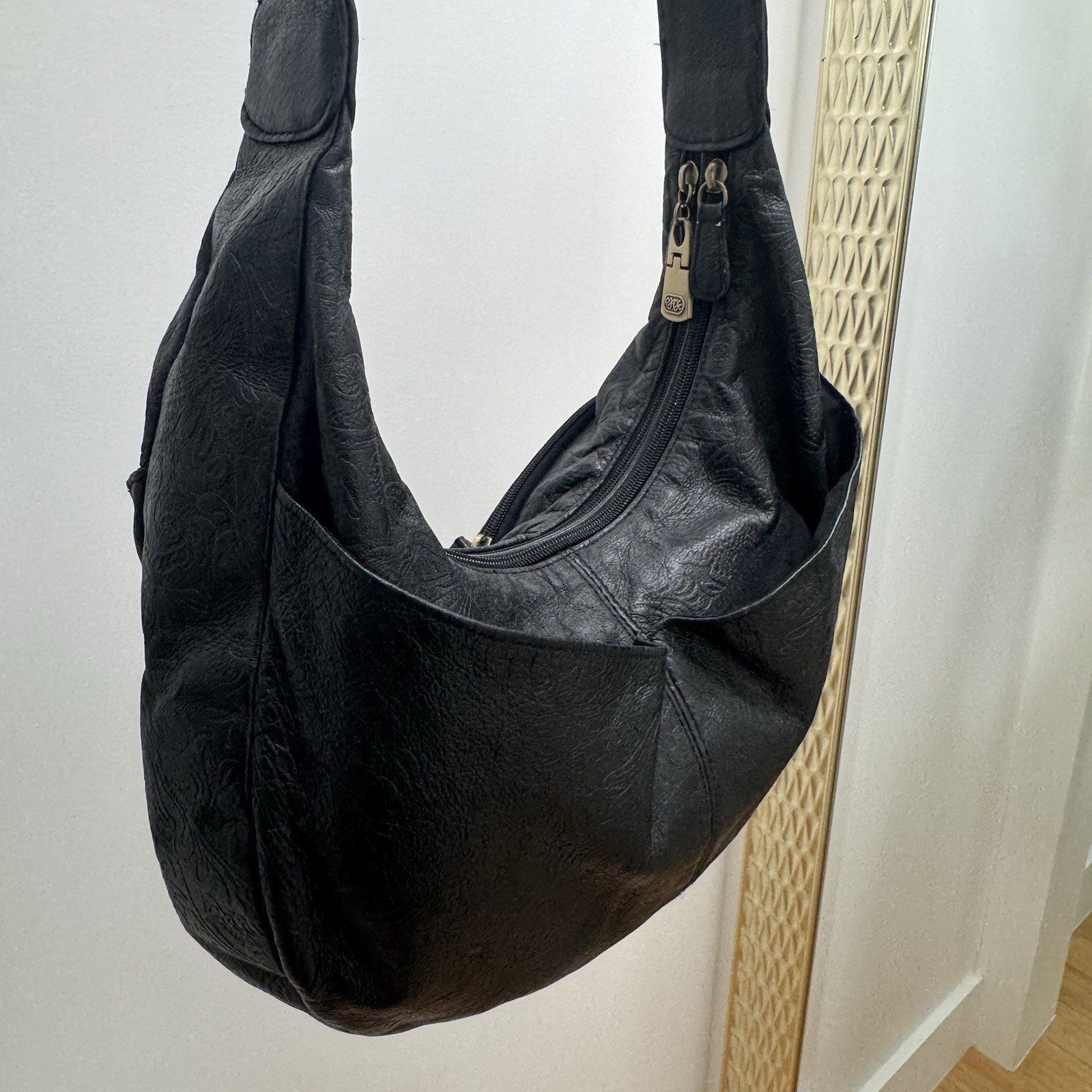 Great American Leatherworks Black Crescent Shoulder Bag Zip Lined Pockets