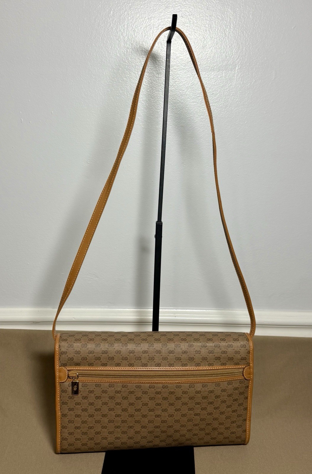 Gucci Micro GG Beige/Tan Shoulder Bag Gold Hardware Zip Snap Inner Pockets