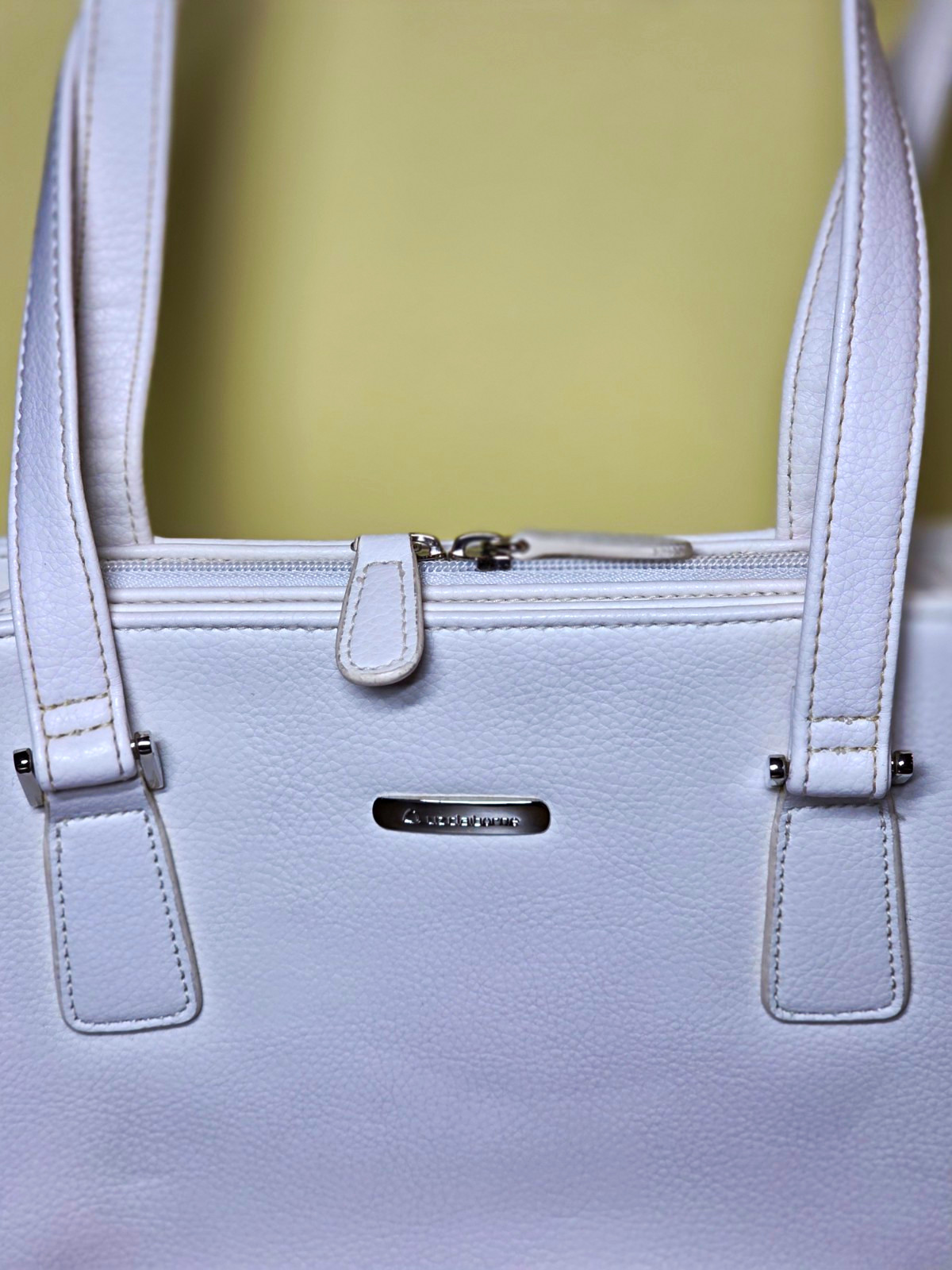 Liz Claiborne White Pebbled Shoulder Bag Zip Closure Inner Pockets