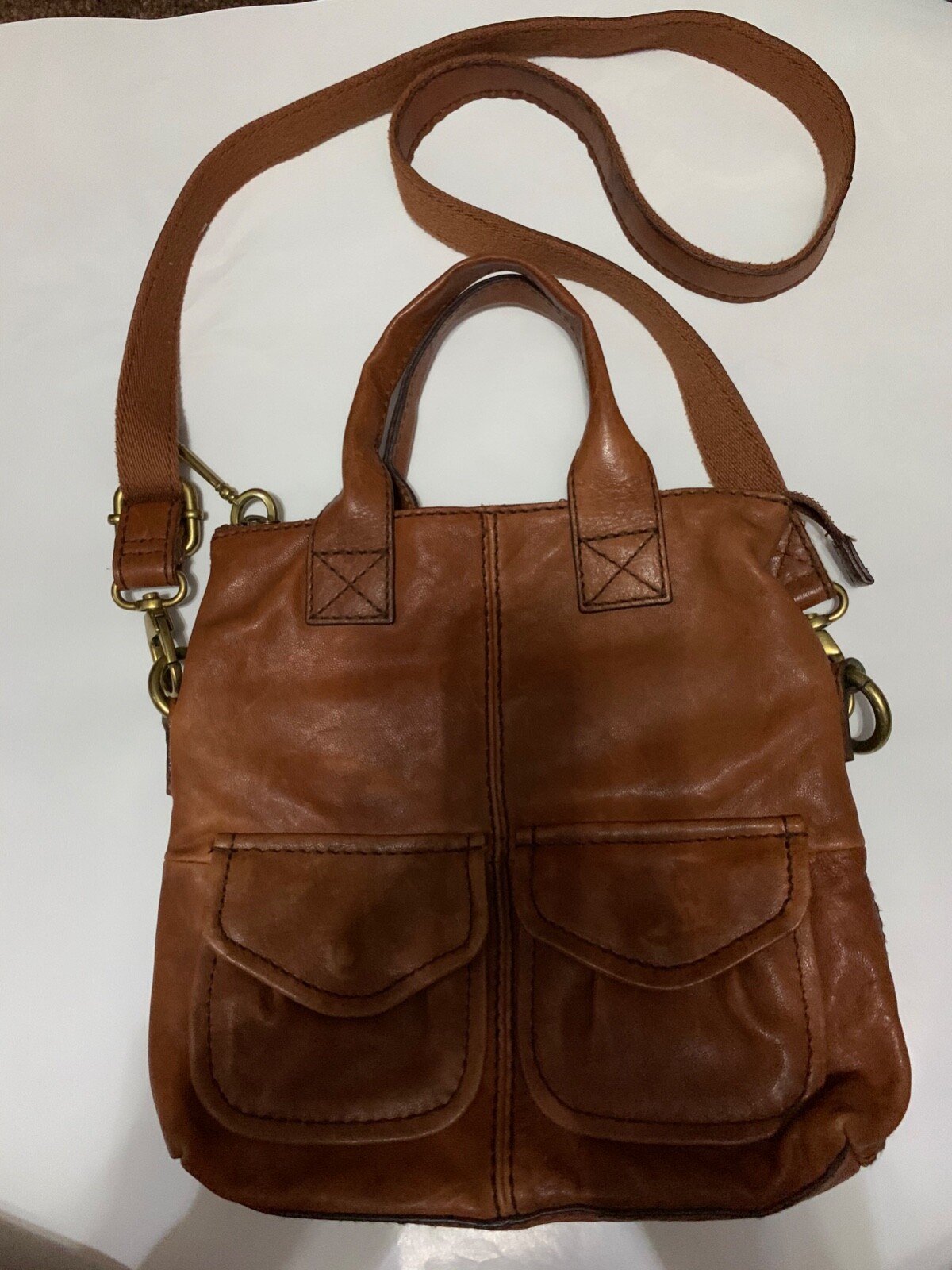 Purse brown Fossil crossbody. Top zipper, height 8”, width 10”, depth 2 1/2”.
