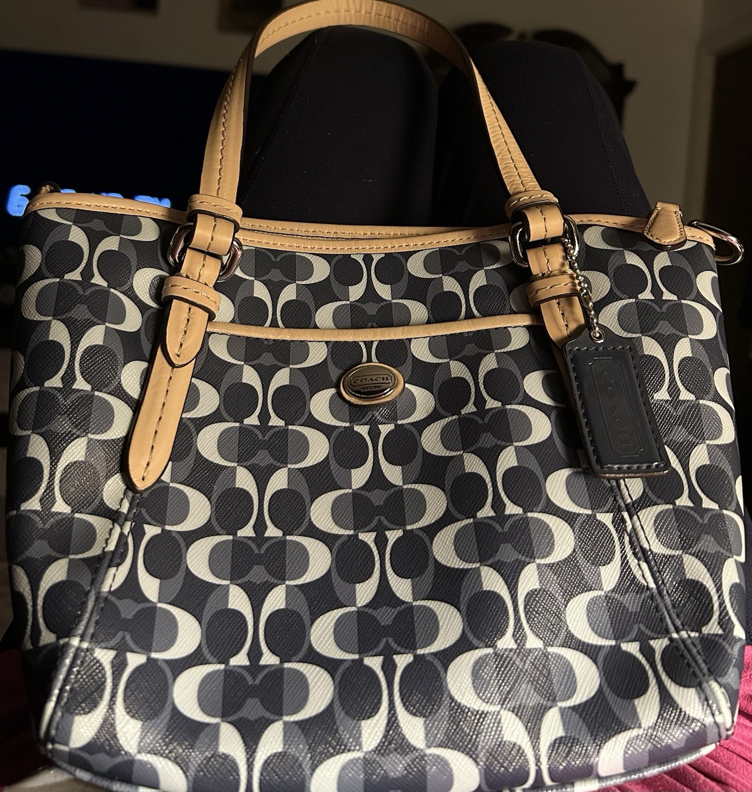 Coach Versatile 2way Hand or Shoulder bag Featuring the Iconic Signature Pattern