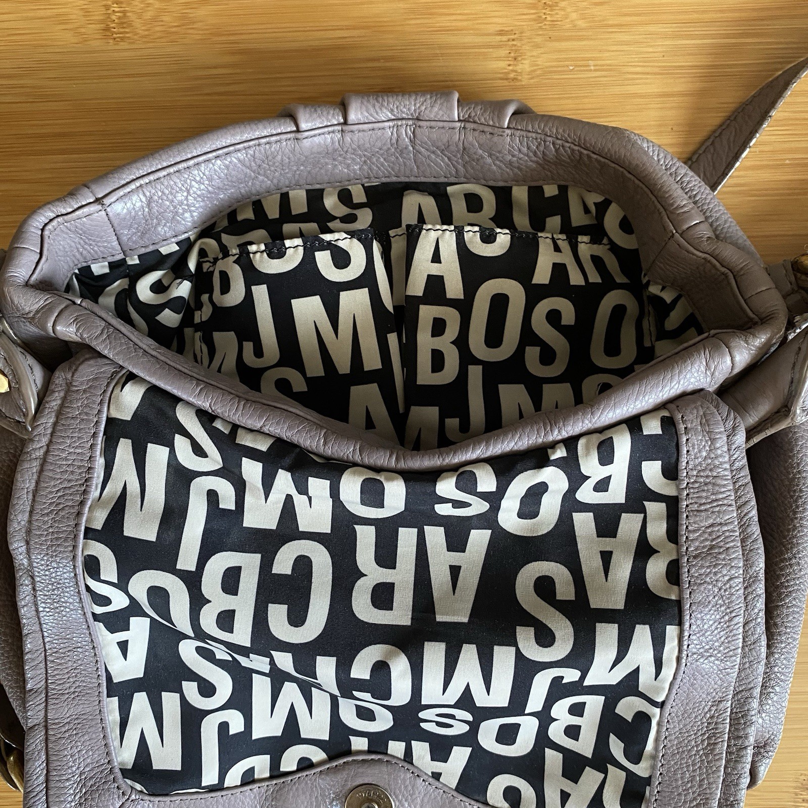 Preowned – MARC JACOBS Classic Q Lil Ukita – Womens Handbag PURSE – TAUPE Pebble