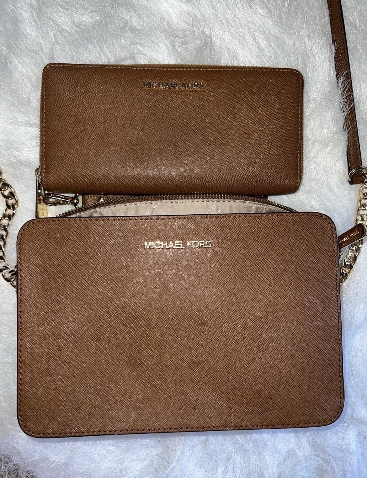 ✨ Michael Kors Crossbody W/ Matching Wallet✨ Gently Used As Shown In Photos!