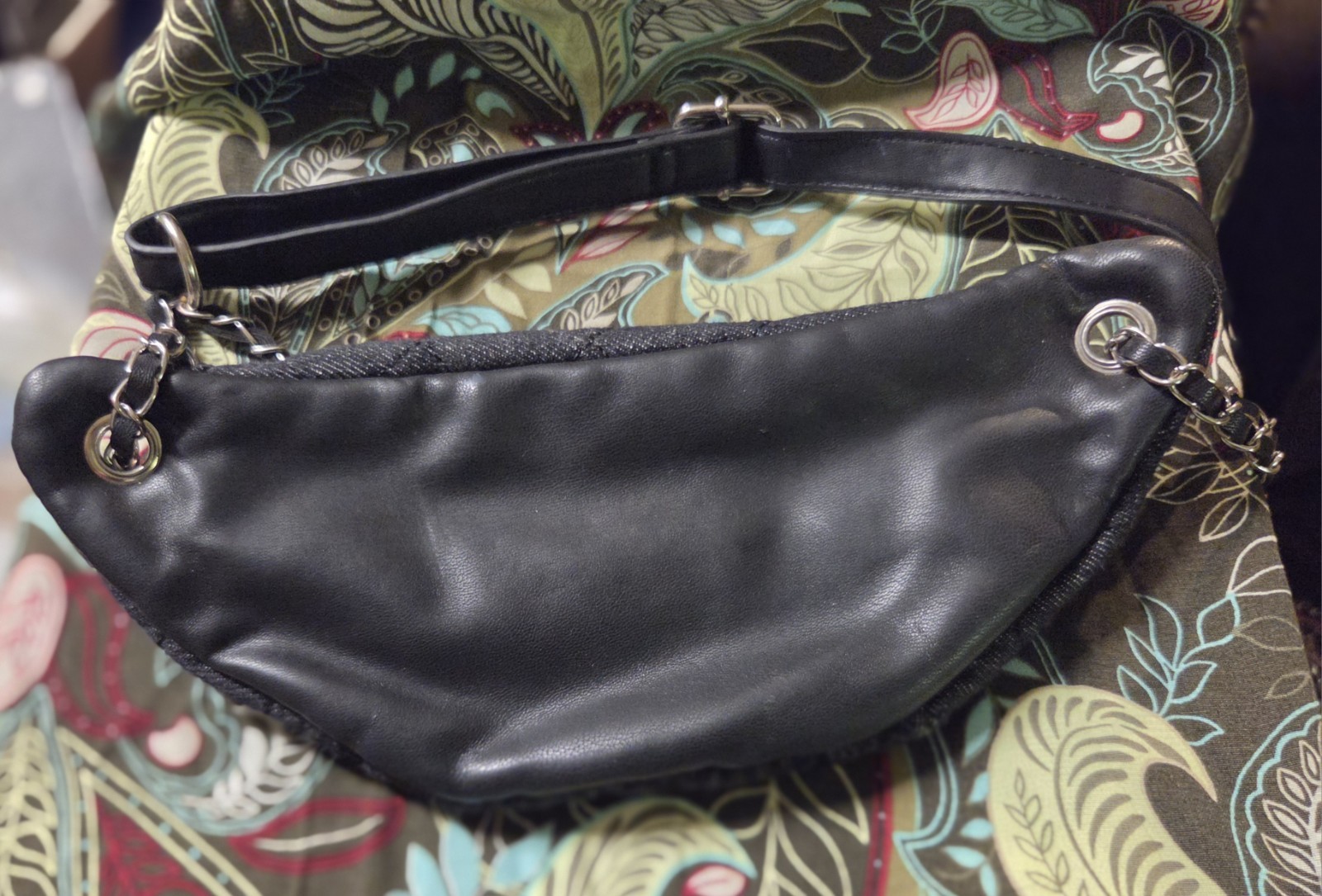 Badgley Mischka Women’s Small Crescent Crossbody Black BM Pearl Stud Chain Zip