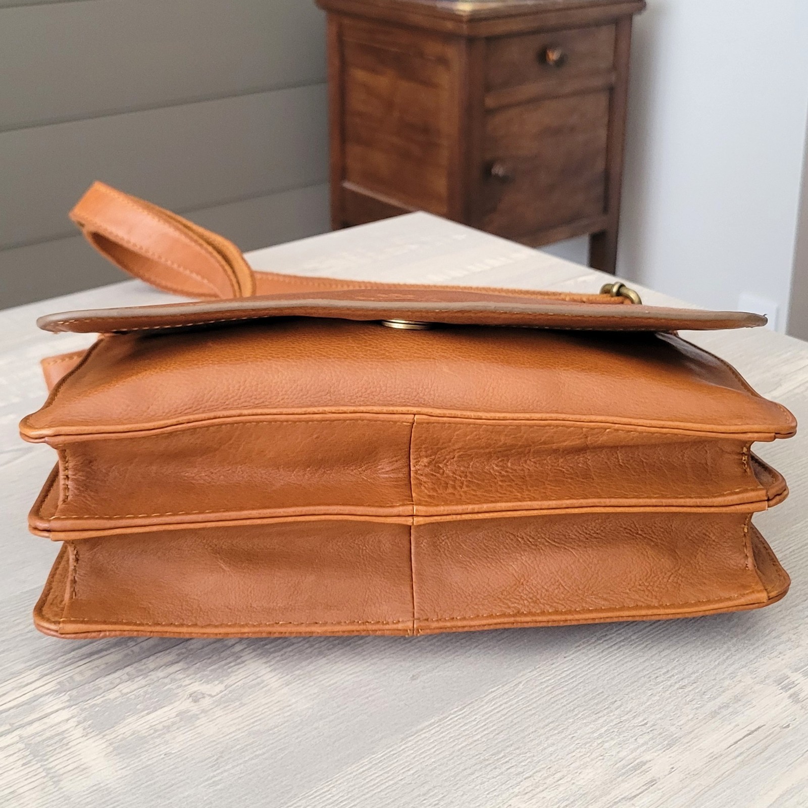Oak & Tan Crossbody Shoulder Bag Tan Leather Flap Adjustable Strap EUC