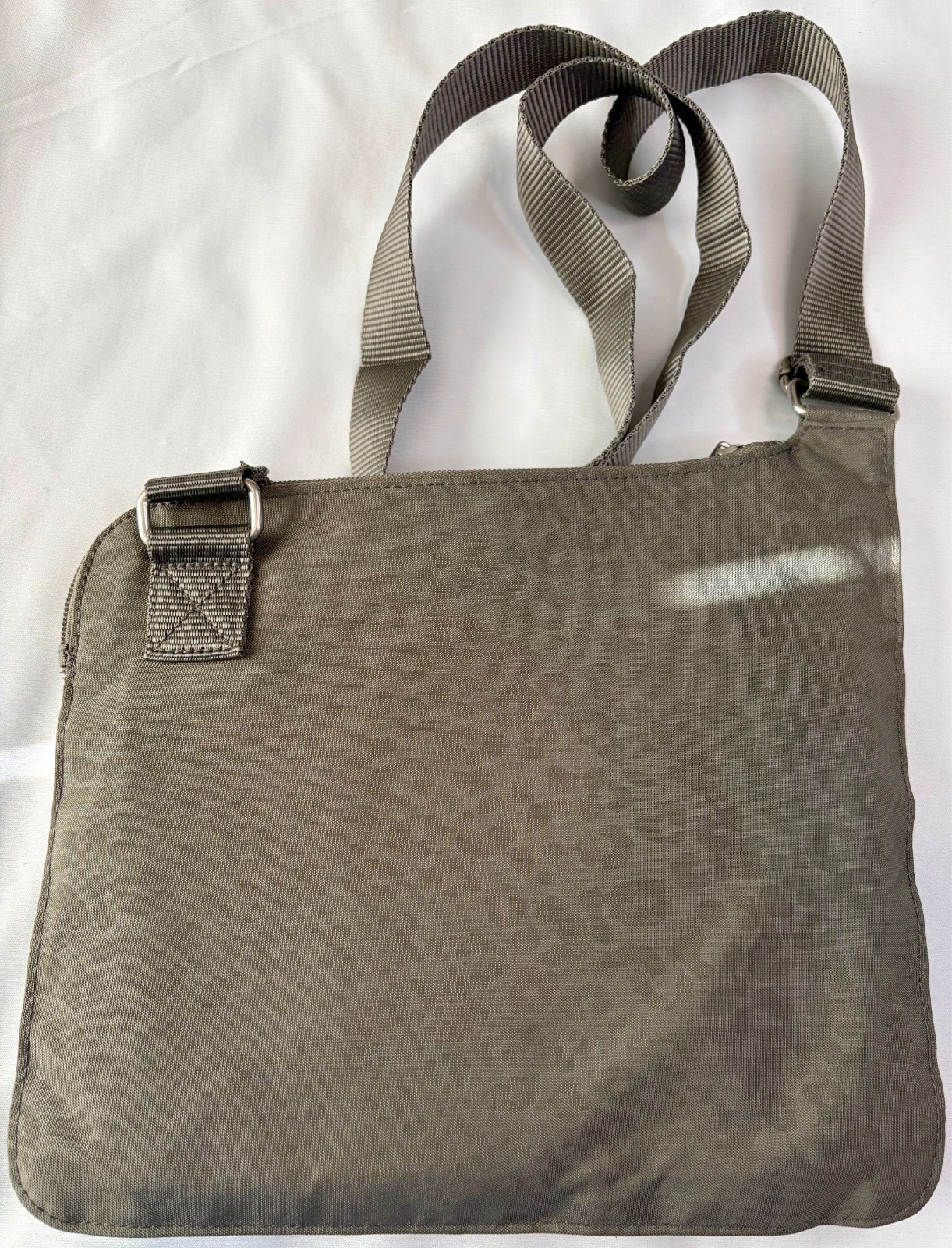 Baggallini Purse Gray Cheetah Print Multi Pocket Travel Organizer Crossbody Bag