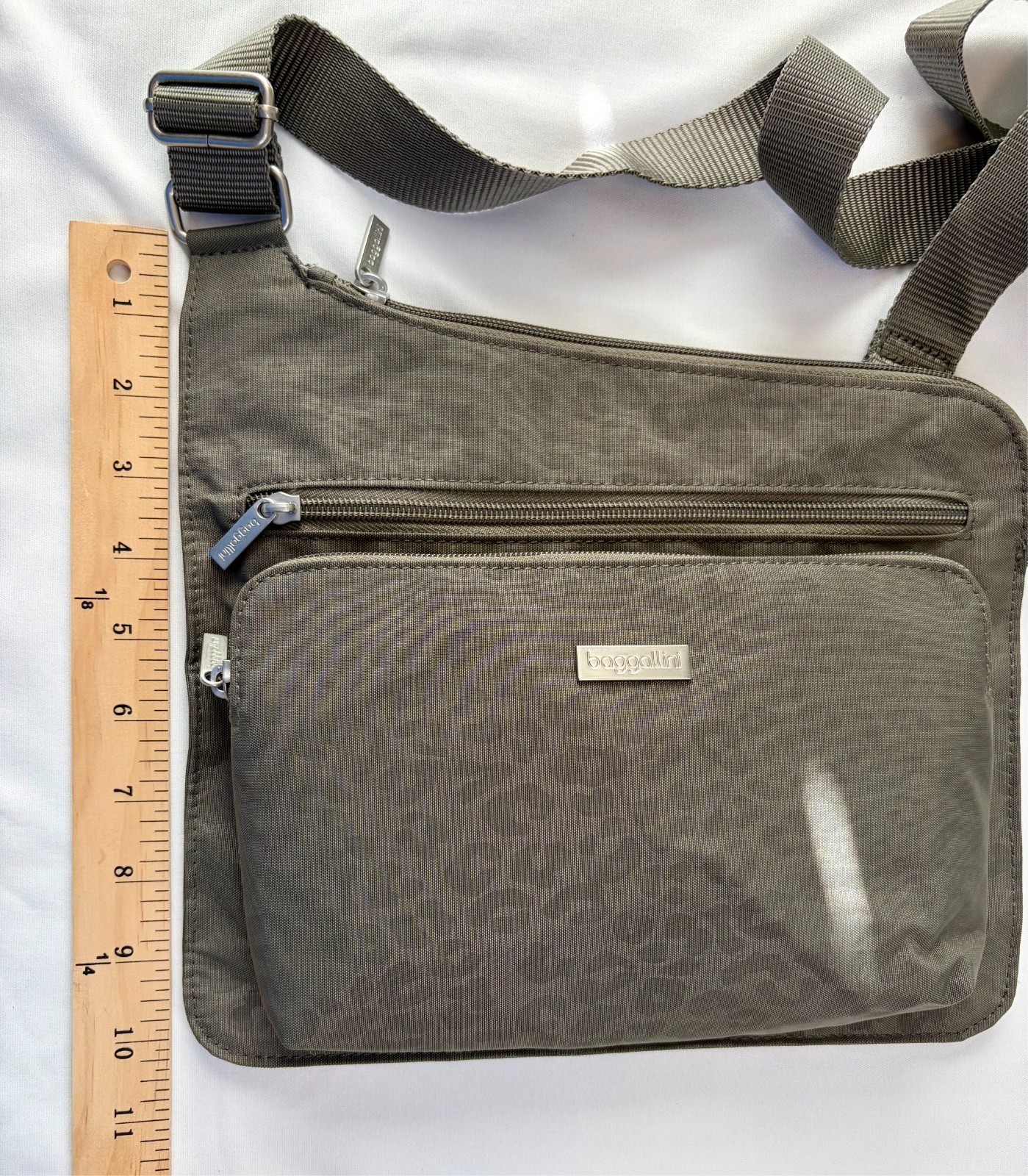 Baggallini Purse Gray Cheetah Print Multi Pocket Travel Organizer Crossbody Bag