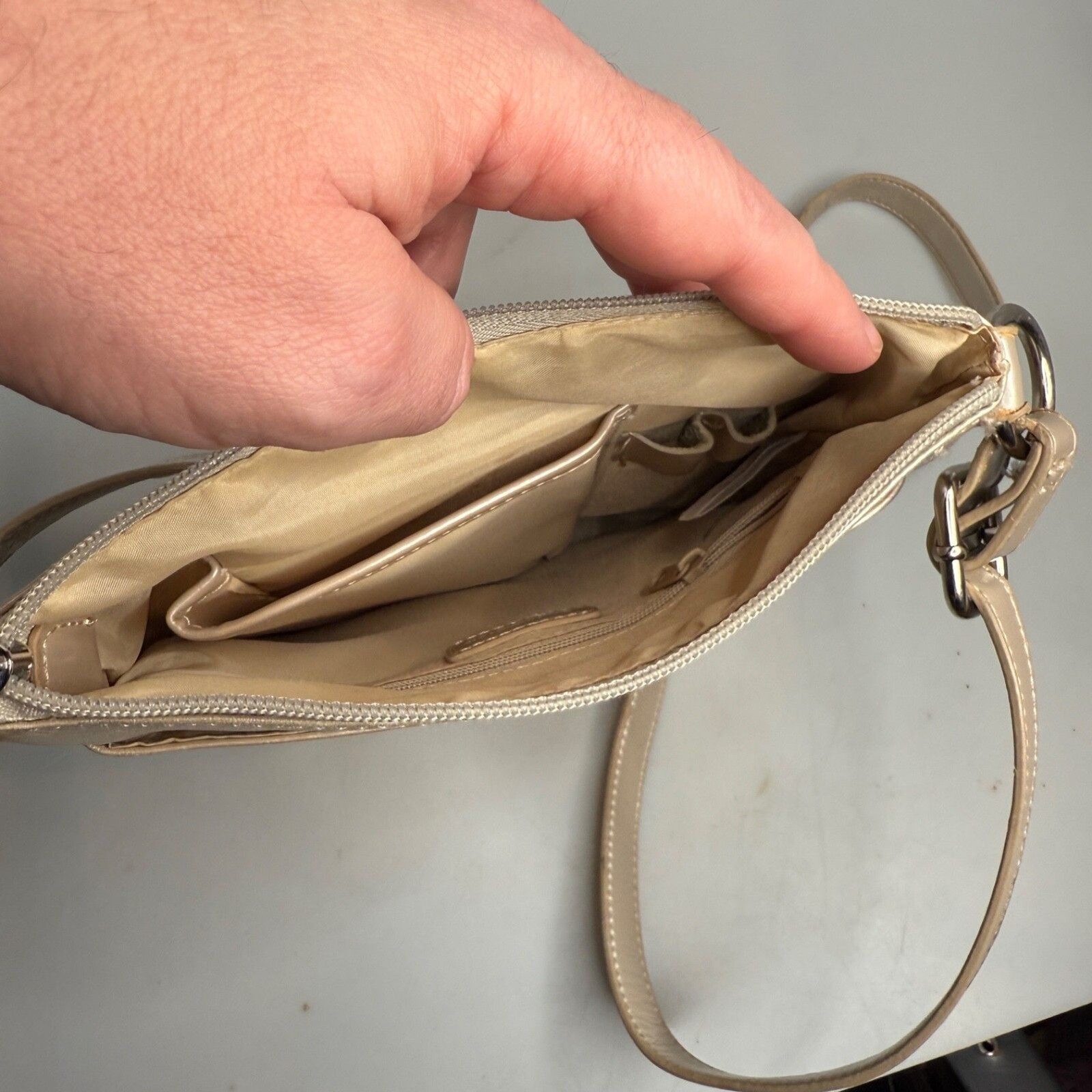 Croft & Barrow Pearl White Crossbody Organizer Purse Wallet Pocket EUC