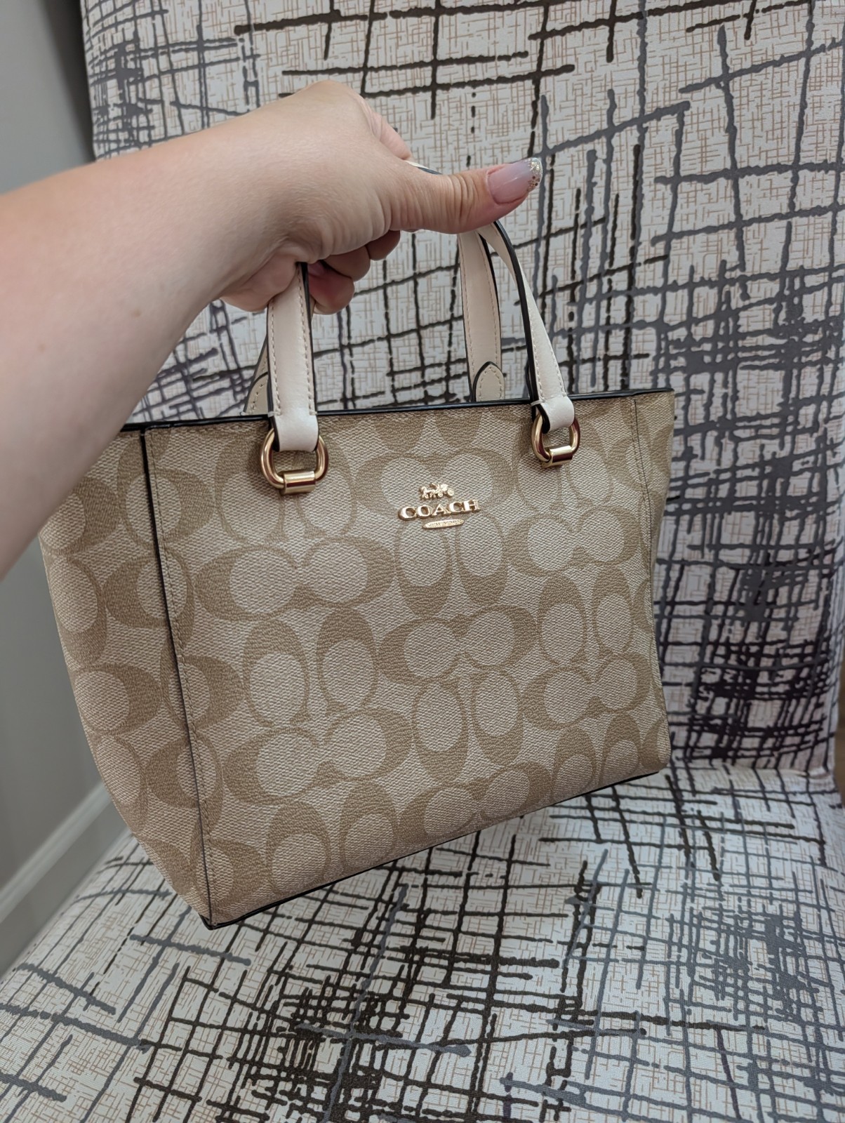 Coach Signature Logo Tote Bag Beige White Leather Handles Gold Hardware Pockets