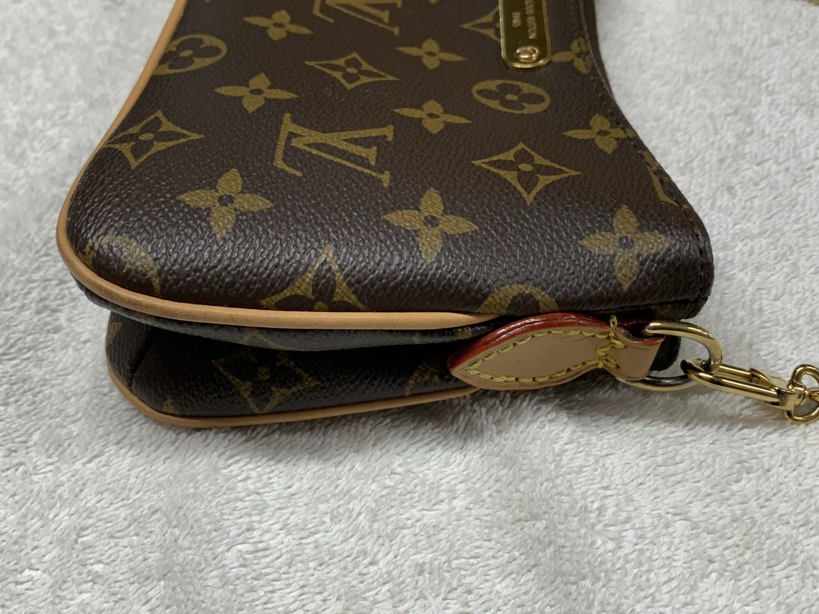 Louis Vuitton Monogram Pochette Liv Shoulder Chain Bag