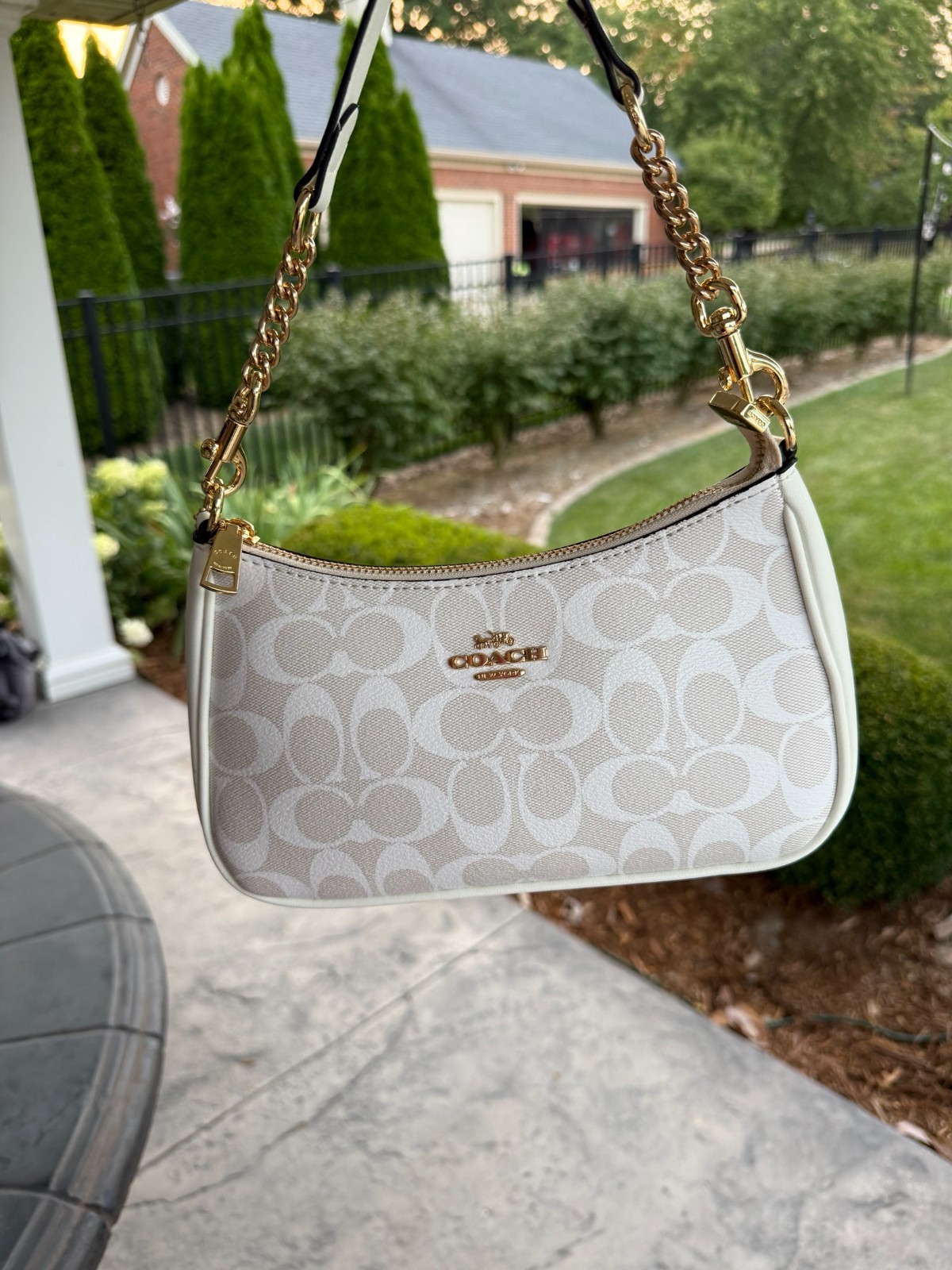 Coach Teri Shoulder Bag Signature Canvas Off-white