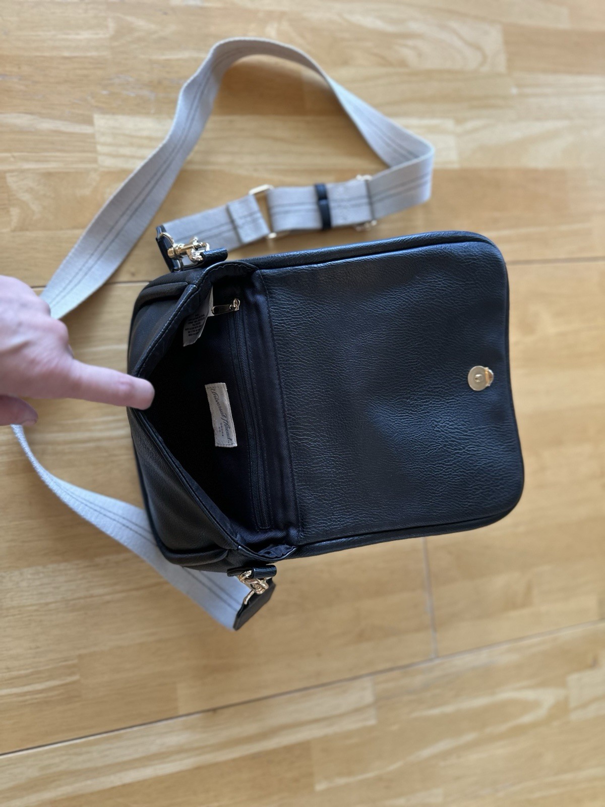 Universal Thread Small Black Crossbody Bag Zip/Magnetic, Beige Strap Pockets