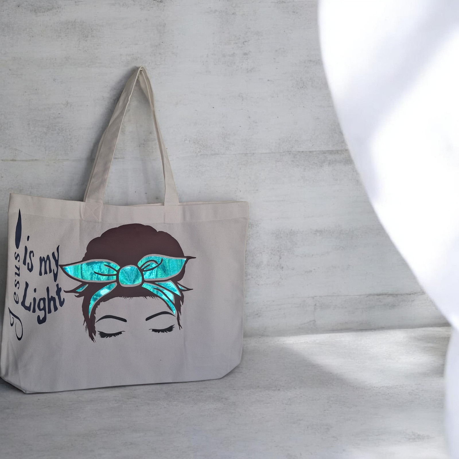 Hermos tote bag.text.Jesus is my light. De color blanco echo a mano 12×14 in