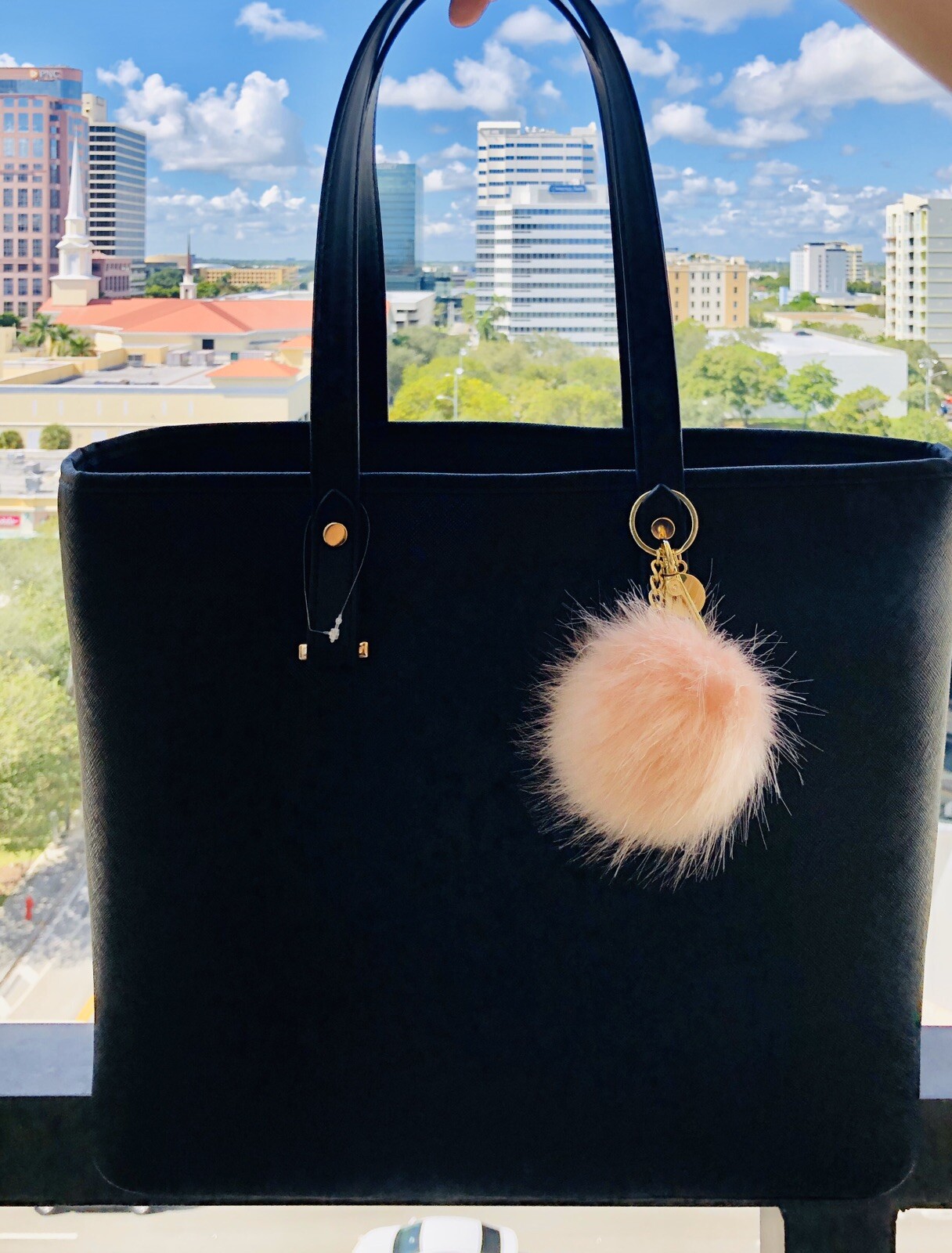 Brand New Tote Bag with rose keychain Cartera negra compacta NUEVA con pompon