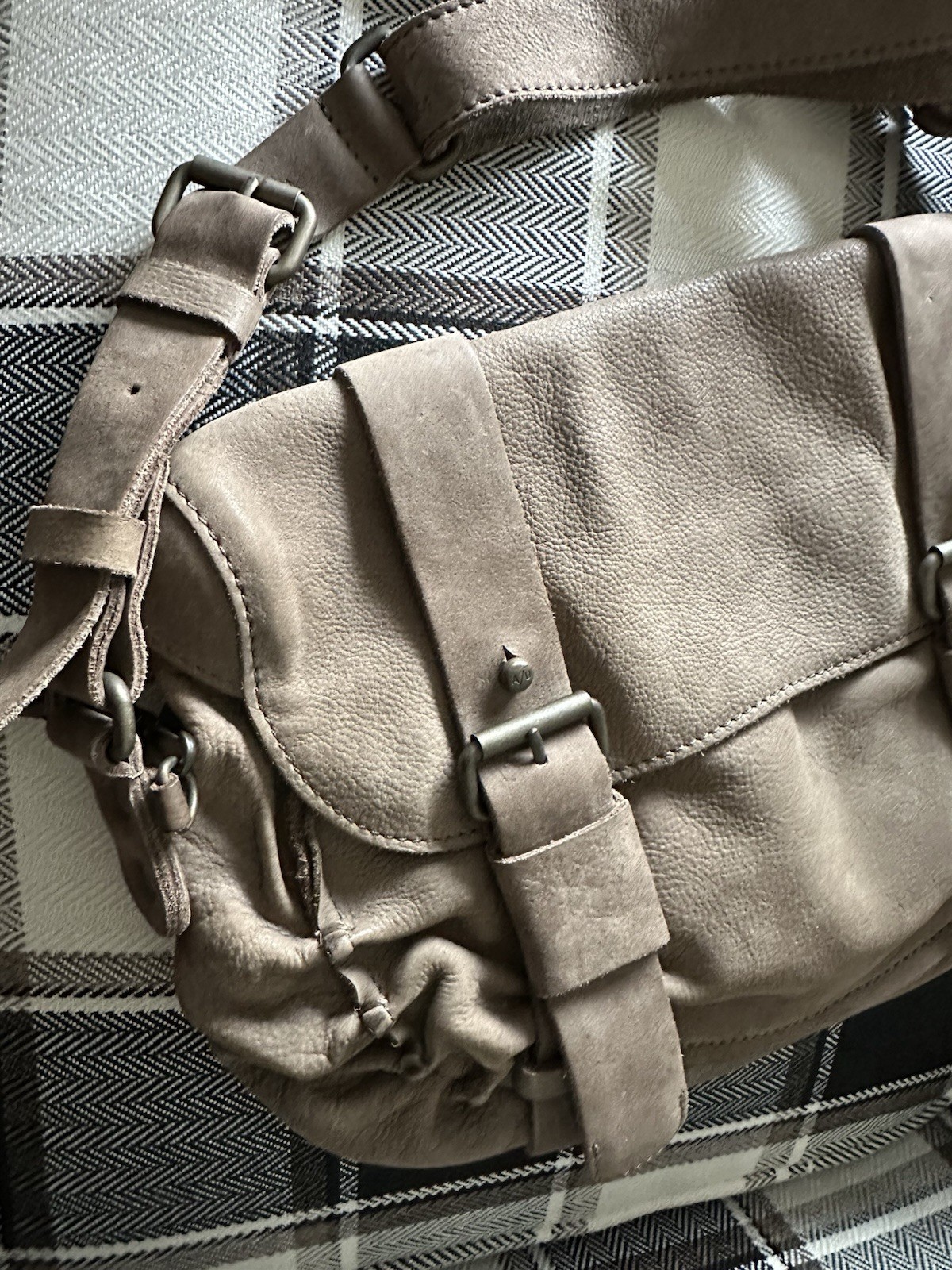EUC aunts & uncles Nubuck Suede CROSSBODY MESSENGER BAG PURSE BROWN TAUPE Paris