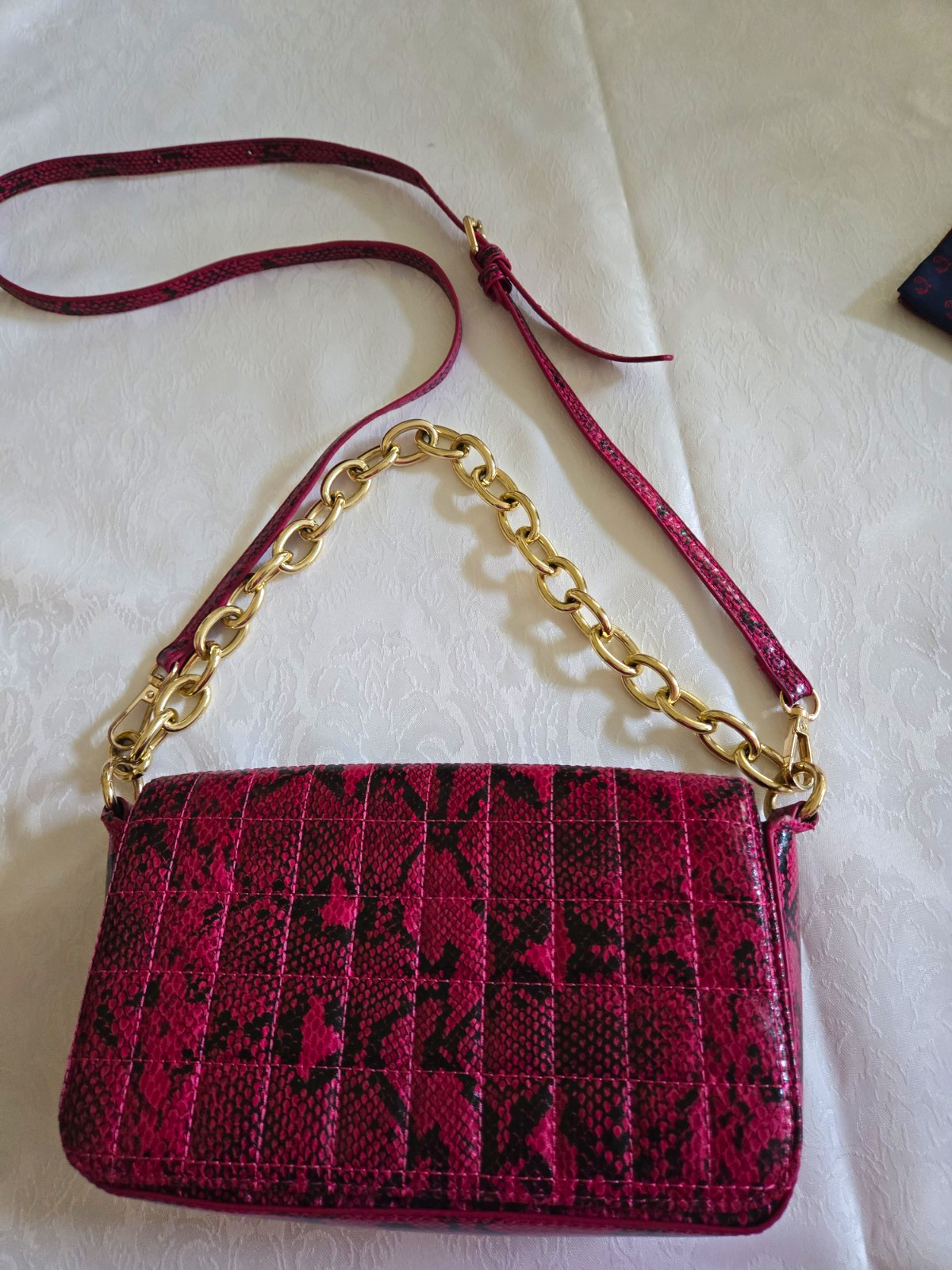 Urban Expressions Snake Skin Pink/Black Crossbody Gold Chain Strap Zip/Mag