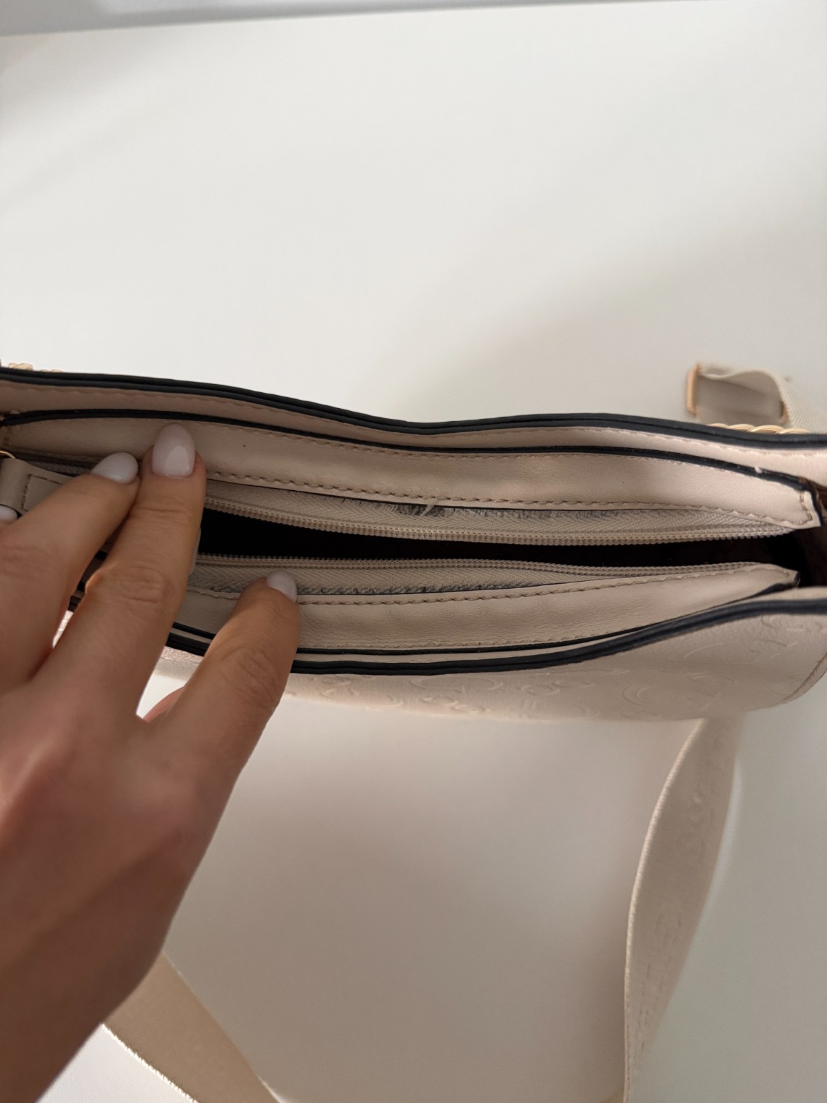 Guess Dagan Convertible Hobo Cream Bag