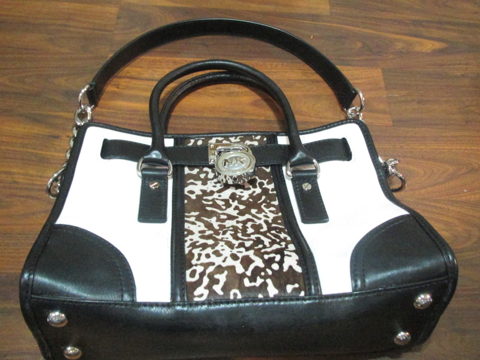 NWT! BEAUTIFUL MICHAEL KORS HAMILTON CENTER STRIPE BLACK, WHITE LEATHER PURSE