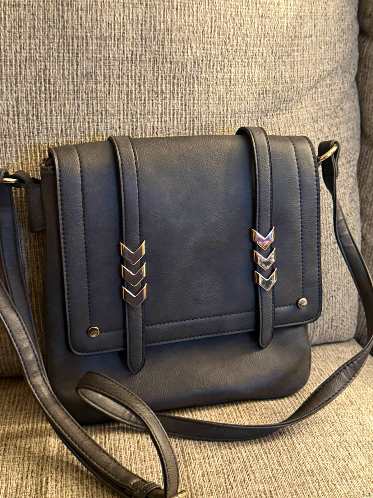 Black Medium Crossbody Bag Adjustable Strap Magnetic Flap Buckle Zip Pocket