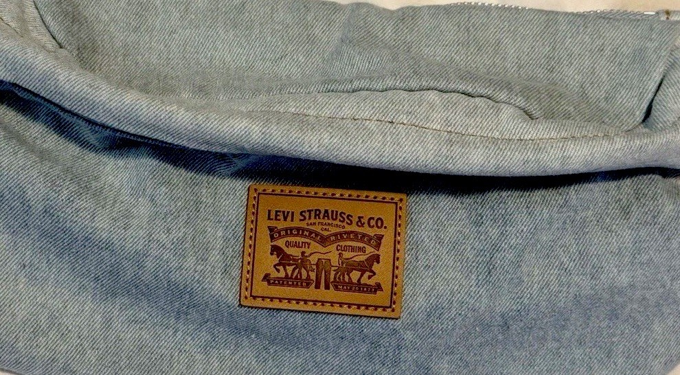 Levi’s Famous Logo Fanny Pack Light Wash Denim Waist Belt Bag 2 Zipper Pockets