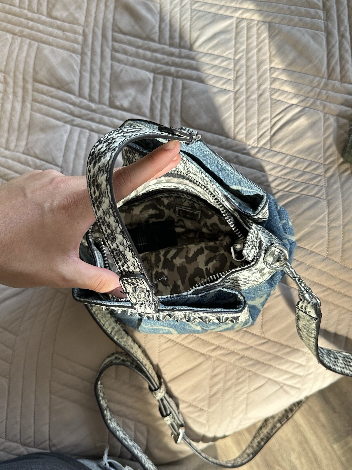 Guess Crossbody Hand Bag Woman’s Adjustable Size OS Blue Denim Y2K Fashion