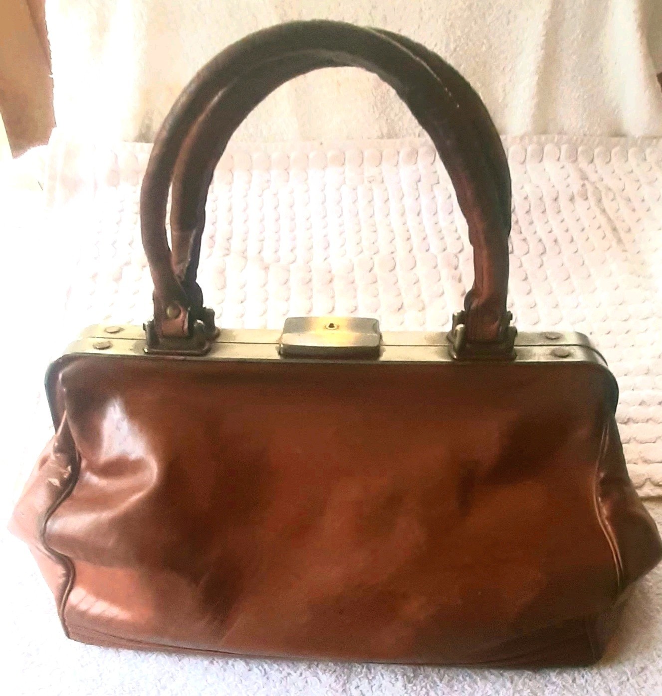 VINTAGE I.T.O. LEATHER, FRAME CLOSURE DOCTORS BAG STYLE HANDBAG