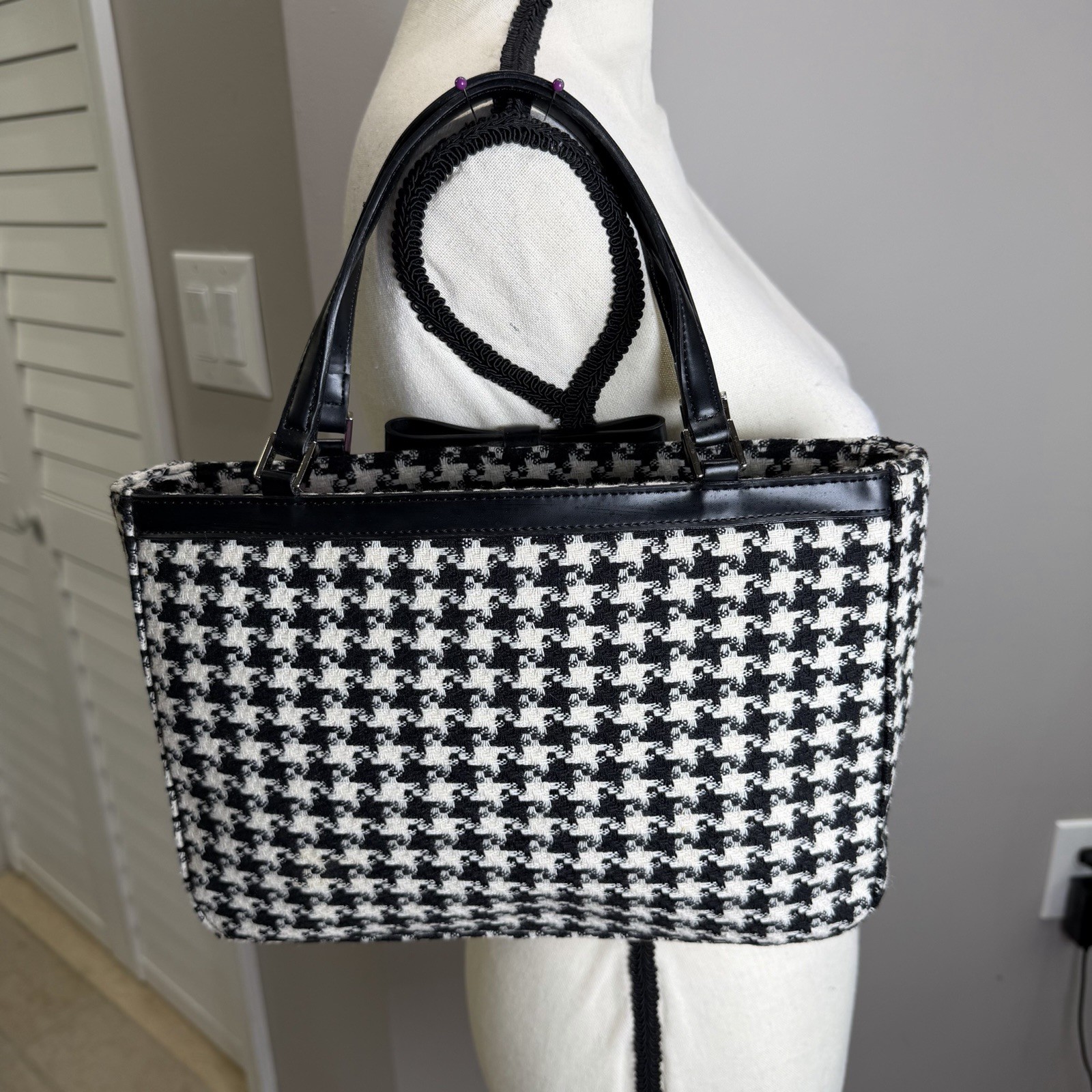 CASUAL CORNER Classic Hounds Tooth Wool Blend Black & White Hand Bag Bow Accent