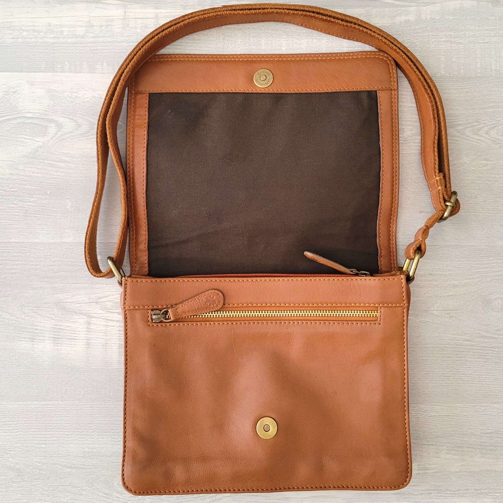 Oak & Tan Crossbody Shoulder Bag Tan Leather Flap Adjustable Strap EUC