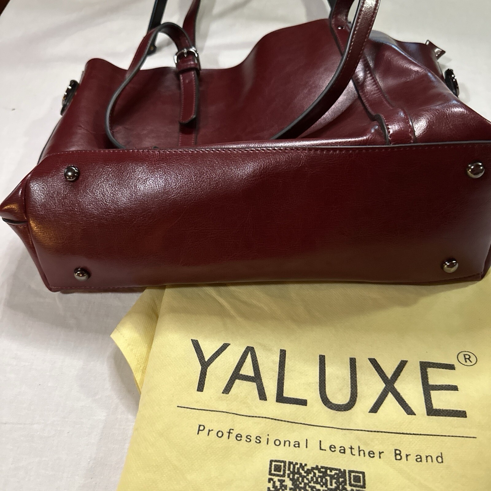 Women’s Lge Red Leather Tote Zip Closure Outside Pocket suede Inside Center Zip