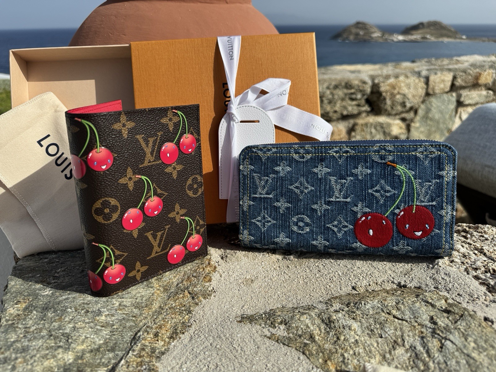 🍒Louis Vuitton x Takashi Murakami Monogram Cerise Passport Holder 2025 M13424